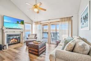 公寓客房, 多張床, 可使用泳池 (Poolside at BreakWater Bay) | 起居區