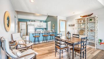 Lejlighed - flere senge - adgang til pool (Poolside at BreakWater Bay) | Spiseområde