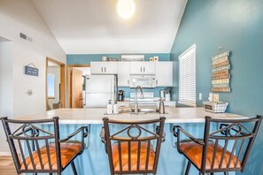 Lejlighed - flere senge - adgang til pool (Poolside at BreakWater Bay) | Privat køkken