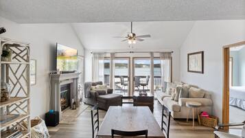 Bloc d'apartaments, diversos llits, accés a la piscina (Poolside at BreakWater Bay) | Sala d'estar