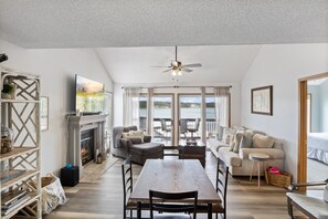 Bloc d'apartaments, diversos llits, accés a la piscina (Poolside at BreakWater Bay) | Sala d'estar