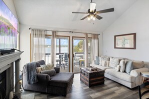 Huoneisto, useita sänkyjä, pääsy uima-altaalle (Poolside at BreakWater Bay) | Oleskelualue