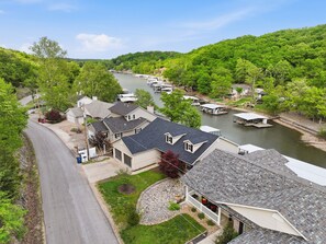 Un quartier résidentiel avec des maisons, une rivière et des quais.