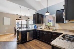 Maison, Plusieurs lits, baignoire à jets (Valley Luxxe Lakehouse) | Cuisine privée