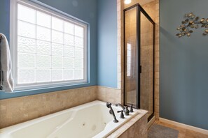 Ferienhaus, Mehrere Betten, Whirlpool (Valley Luxxe Lakehouse) | Badezimmer | Handtücher