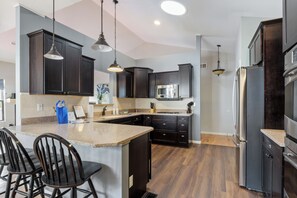 Hus, flere senger, massasjebadekar (Valley Luxxe Lakehouse) | Eget kjøkken