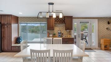 House, Multiple Beds, Patio (Lake Life) | 6 bedrooms, individually decorated, individually furnished, bed sheets
