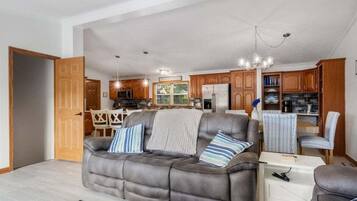 Casa, varias camas, patio (Ripple Cove Hideaway) | Área de sala de estar