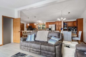 Casa, varias camas, patio (Ripple Cove Hideaway) | Zona de estar