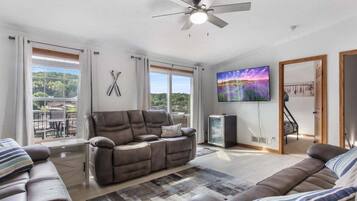 Casa, varias camas, patio (Ripple Cove Hideaway) | Área de sala de estar