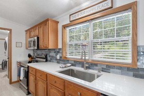 Casa, varias camas, patio (Ripple Cove Hideaway) | Cocina privada