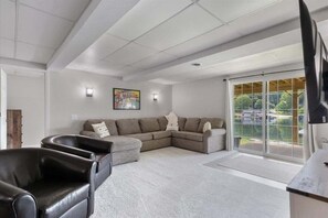 Casa, varias camas, patio (Ripple Cove Hideaway) | Área de sala de estar