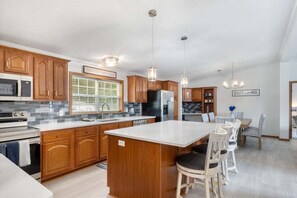 Casa, varias camas, patio (Ripple Cove Hideaway) | Cocina privada