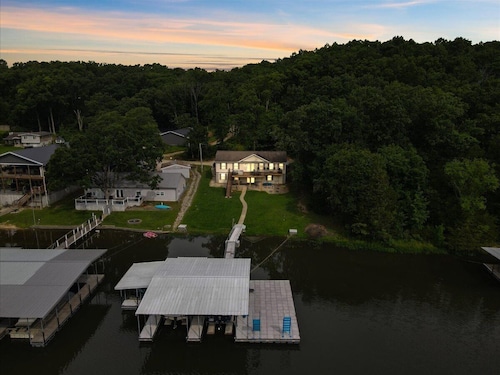 Gentle Sloped Lot, Private Dock, Boat Slip, Kayaks, Fire Table, Lakeview Deck, Family Friendly