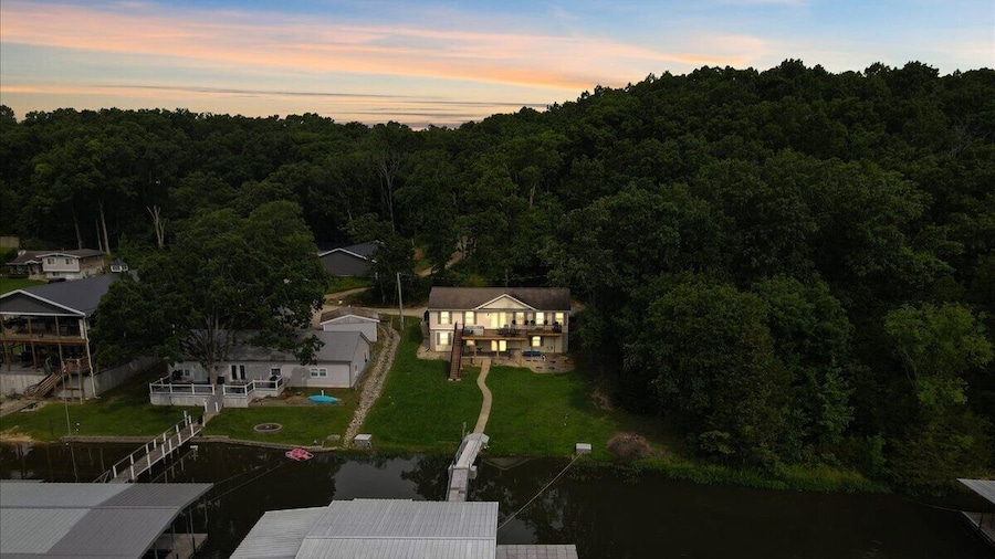 Gentle Sloped Lot, Private Dock, Boat Slip, Kayaks, Fire Table, Lakeview Deck, Family Friendly