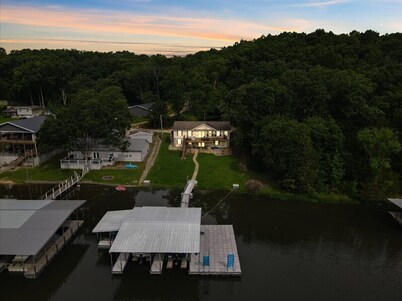 Gentle Sloped Lot, Private Dock, Boat Slip, Kayaks, Fire Table, Lakeview Deck, Family Friendly