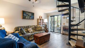 Casa de campo, várias camas, varanda (Indian Creek Retreat) | Área de estar