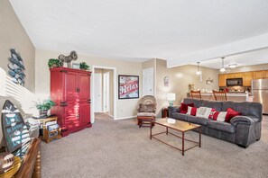 キャビン ベッド (複数台) プールアクセス (Lake Life Livin) | リビング エリア