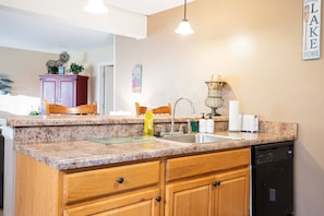 Hytte, flere senger, adgang til basseng (Lake Life Livin) | Eget kjøkken