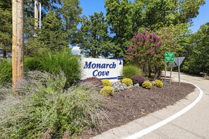 Exterior - Main Channel Views, Screened Porch, Pool & Boat Slip (Lake Ozark)