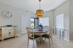 3 bedrooms, individually decorated, individually furnished, bed sheets - Main Channel Views, Screened Porch, Pool & Boat Slip (Lake Ozark)