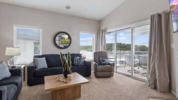 Huoneisto, useita sänkyjä, pääsy uima-altaalle (High Tide Hideaway) | Oleskelualue