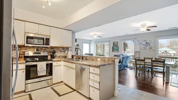 House, Multiple Beds, Patio (The Lookout) | Private kitchen