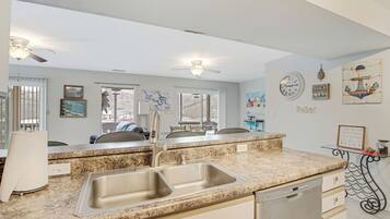 House, Multiple Beds, Patio (The Lookout) | Interior