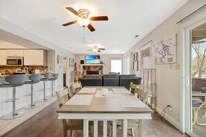 하우스, 침대(여러 개), 파티오 (The Lookout) | 3 개의 침실, 각각 다른 스타일의 인테리어, 각각 다르게 가구 비치, 침대 시트