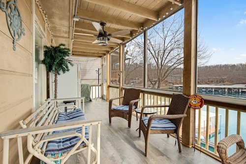 Close to The Strip, Private Dock & Screened Deck!