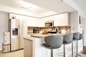 House, Multiple Beds, Patio (The Lookout) | Private kitchen