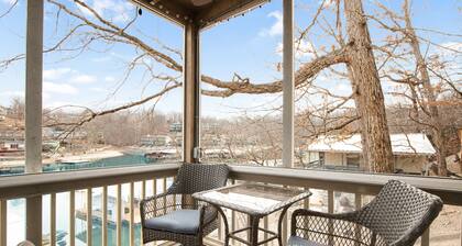 Close to The Strip, Private Dock & Screened Deck!