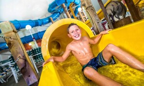 Hus - flere senge - adgang til pool - udsigt til have (Relaxation Haven) | Område for børn