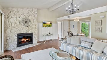 Hus - flere senge - adgang til pool - udsigt til have (Relaxation Haven) | Opholdsområde