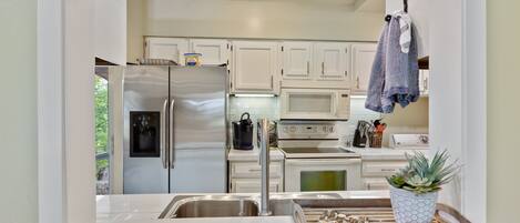 House, Multiple Beds, Pool Access, Garden View (Relaxation Haven) | Private kitchen