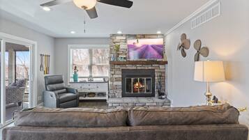 House, Multiple Beds, Patio (Captain's Quarters) | Living area