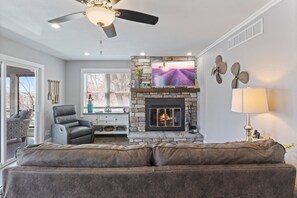 Casa, varias camas, patio (Captain's Quarters) | Área de sala de estar