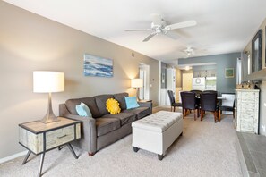 Lägenhet - flera sängar - balkong (Wheel House Lake House) | Vardagsrum