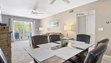 Appartement, meerdere bedden, balkon (Wheel House Lake House) | Woonruimte