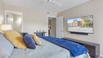 Condo, varias camas, balcón (Wheel House Lake House) | 2 habitaciones, decoración personalizada y muebles diferentes