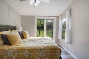 House, Multiple Beds, Hot Tub (The Great Escape) | 5 bedrooms, individually decorated, individually furnished, bed sheets - New! 2 Homes-firepit, Hot Tub, Huge Yard and Dock (Rocky Mount)