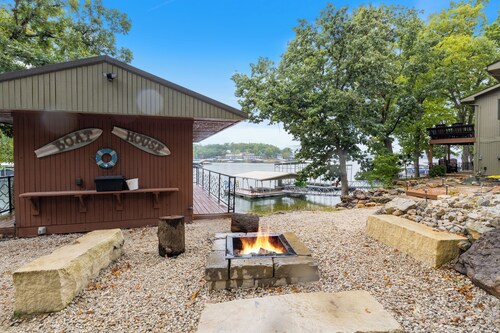 Game Room, Dock Life, Fire Pit & Hot Tub!