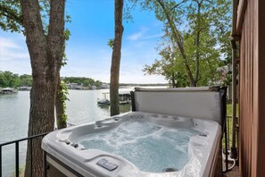 Maison, plusieurs lits, bain à remous (Lakeview Haven) | Bain à remous extérieur