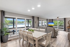 Maison, plusieurs lits, bain à remous (Lakeview Haven) | Intérieur
