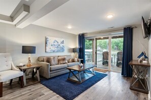 Maison, plusieurs lits, bain à remous (Lakeview Haven) | Coin séjour
