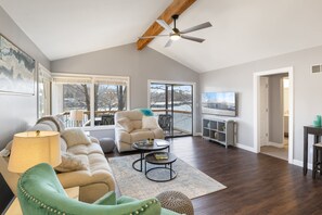 Living area - Spacious, Central Location, Fire Pit, Boat Slip (Lake Ozark)