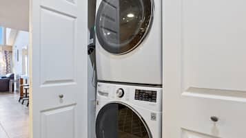 Apartment, Mehrere Betten, Poolzugang (Reel Retreat) | Innenbereich