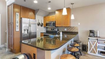 Condo, nhiều giường, có thể sử dụng hồ bơi (Reel Retreat) | Bếp riêng