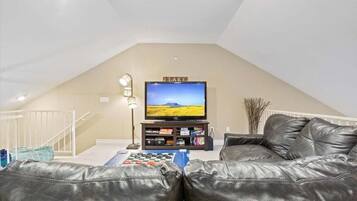 Apartment, Mehrere Betten, Poolzugang (Reel Retreat) | Wohnbereich