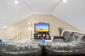 Apartment, Mehrere Betten, Poolzugang (Reel Retreat) | Wohnbereich